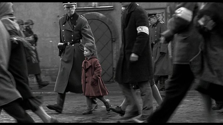 Schindler List La Bambina Col Cappotto Rosso