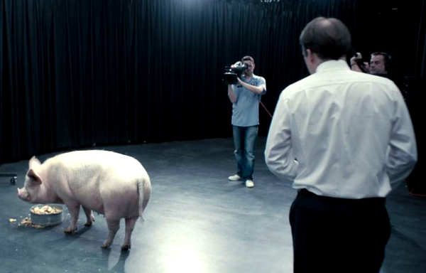 Una scena tratta da The National Anthem, primo episodio di Black Mirror.
