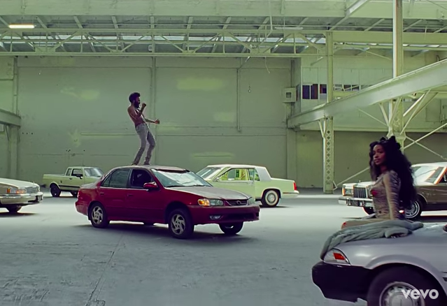 Childish Gambino e la cantautrice SZA in una scena del video