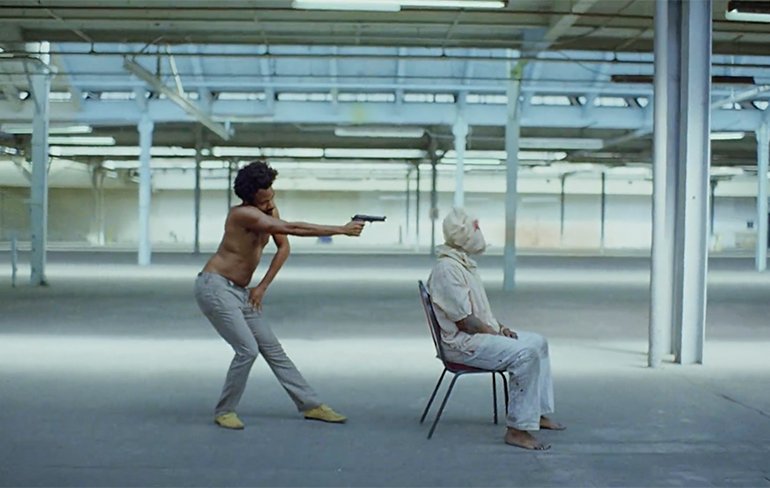 Childish Gambino in posa come Jump Jim Crow, caricatura razzista dell'800