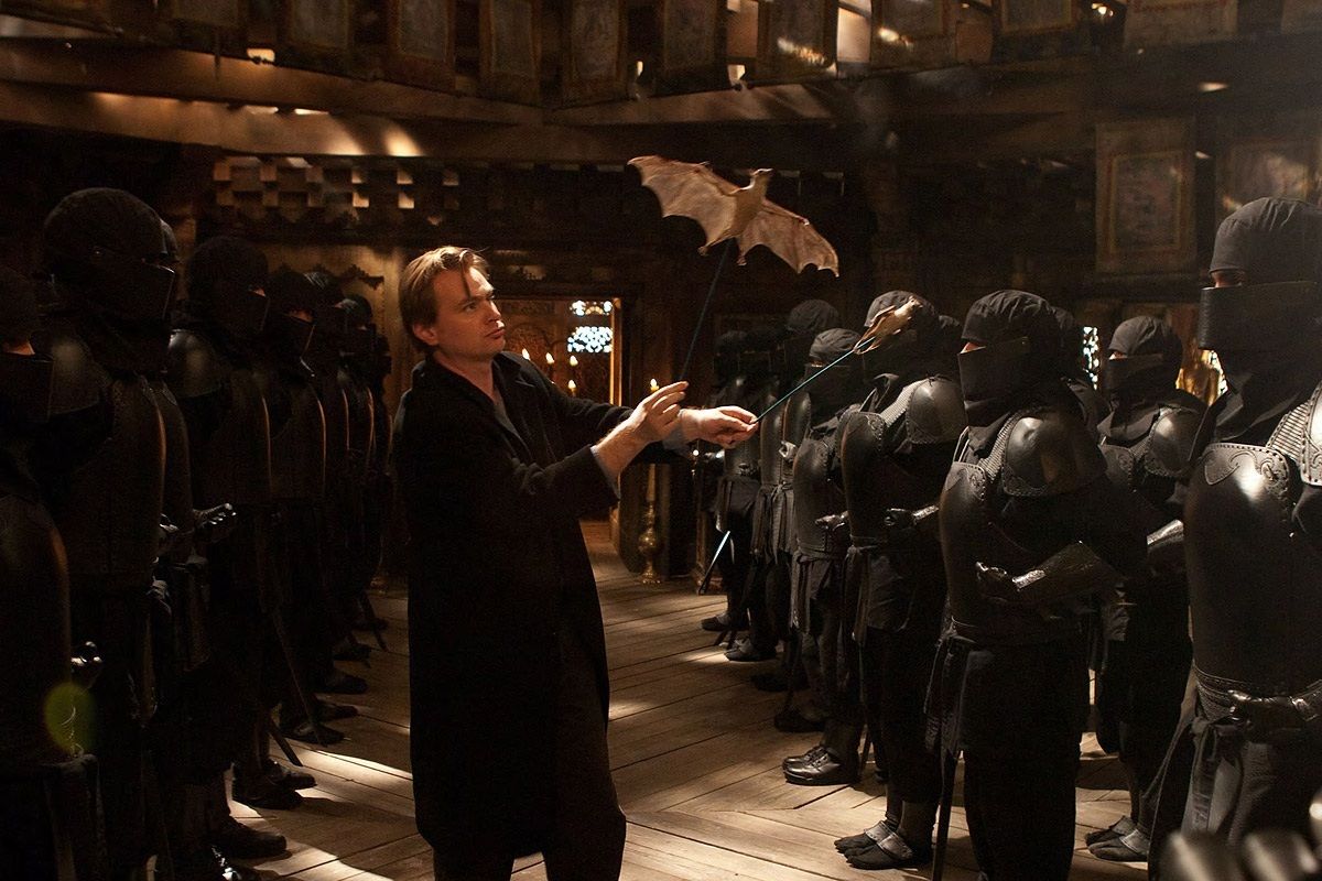 Il regista studia una ripresa di Batman Begins.