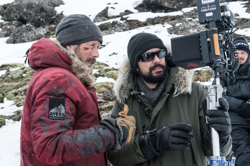 Mads Mikkelsen e Joe Penna sul set di Arctic.