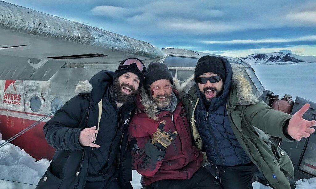 Un momento di pausa sul set di Arctic.