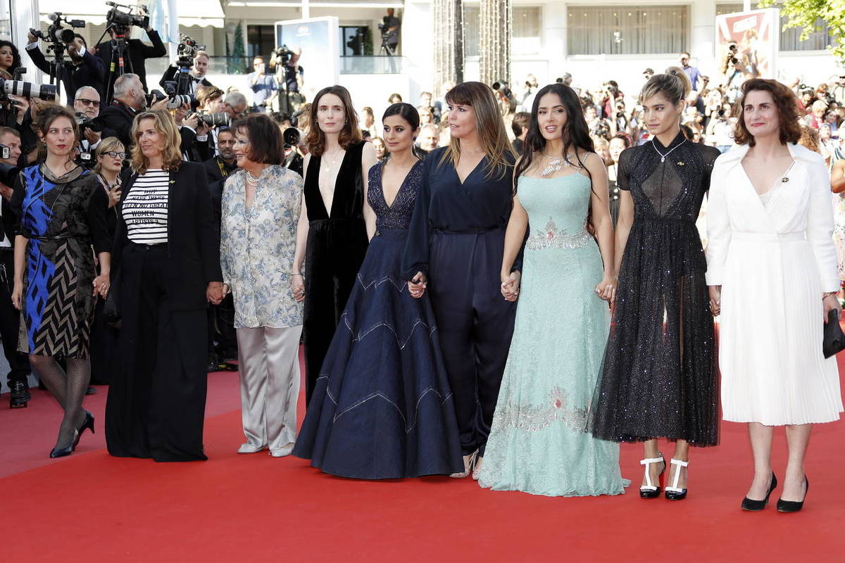 Salma Hayek insieme alle colleghe sul red carpet.