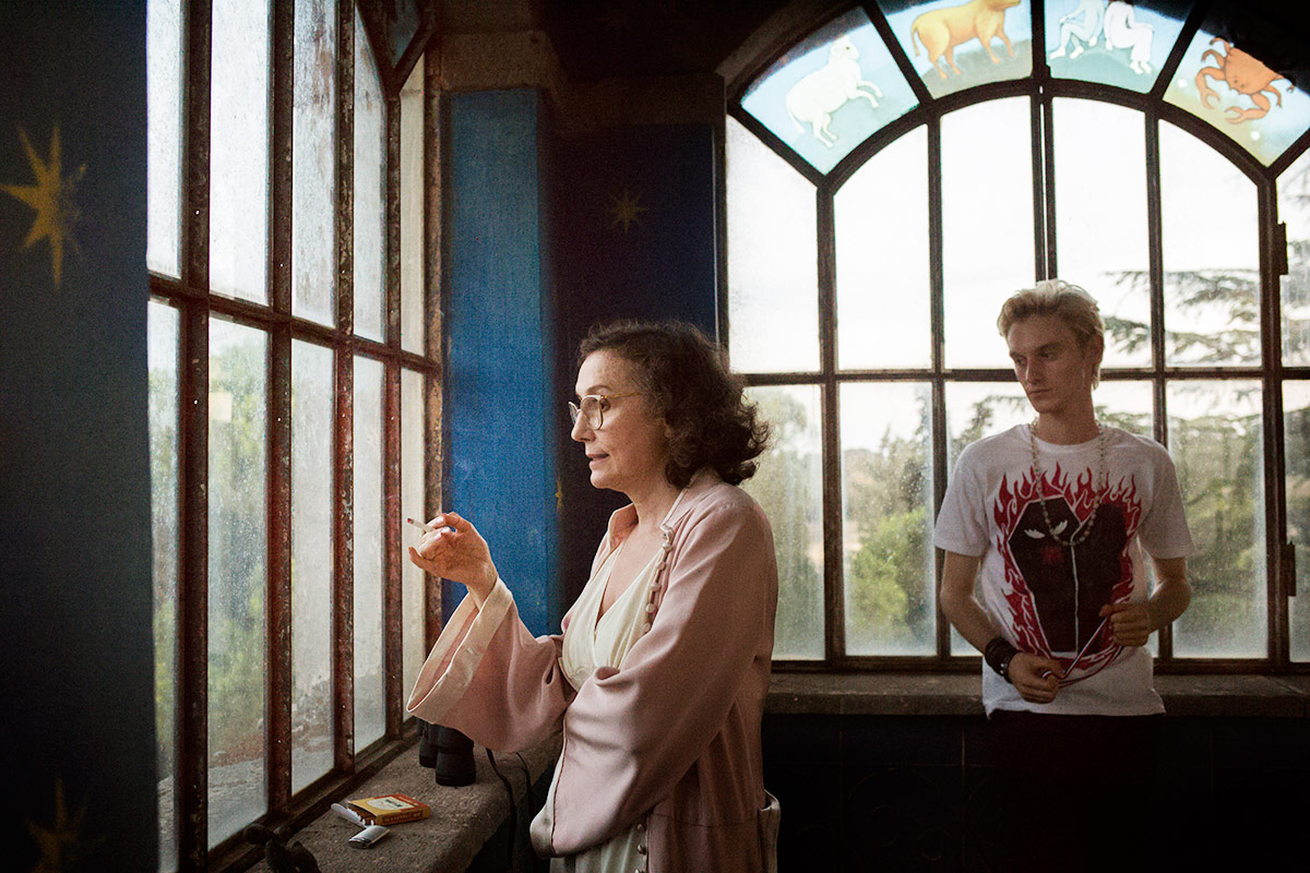 Nicoletta Braschi e Luca Chikovani in una scena di Lazzaro felice.