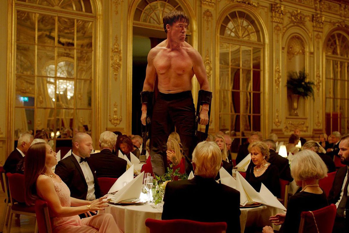 La scena dell'irruzione alla cena.