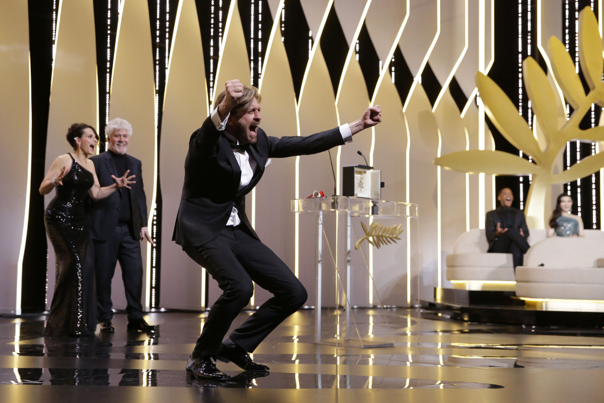 La gioia di Ruben Ostlund al ritiro della Palma d'oro a Cannes70.