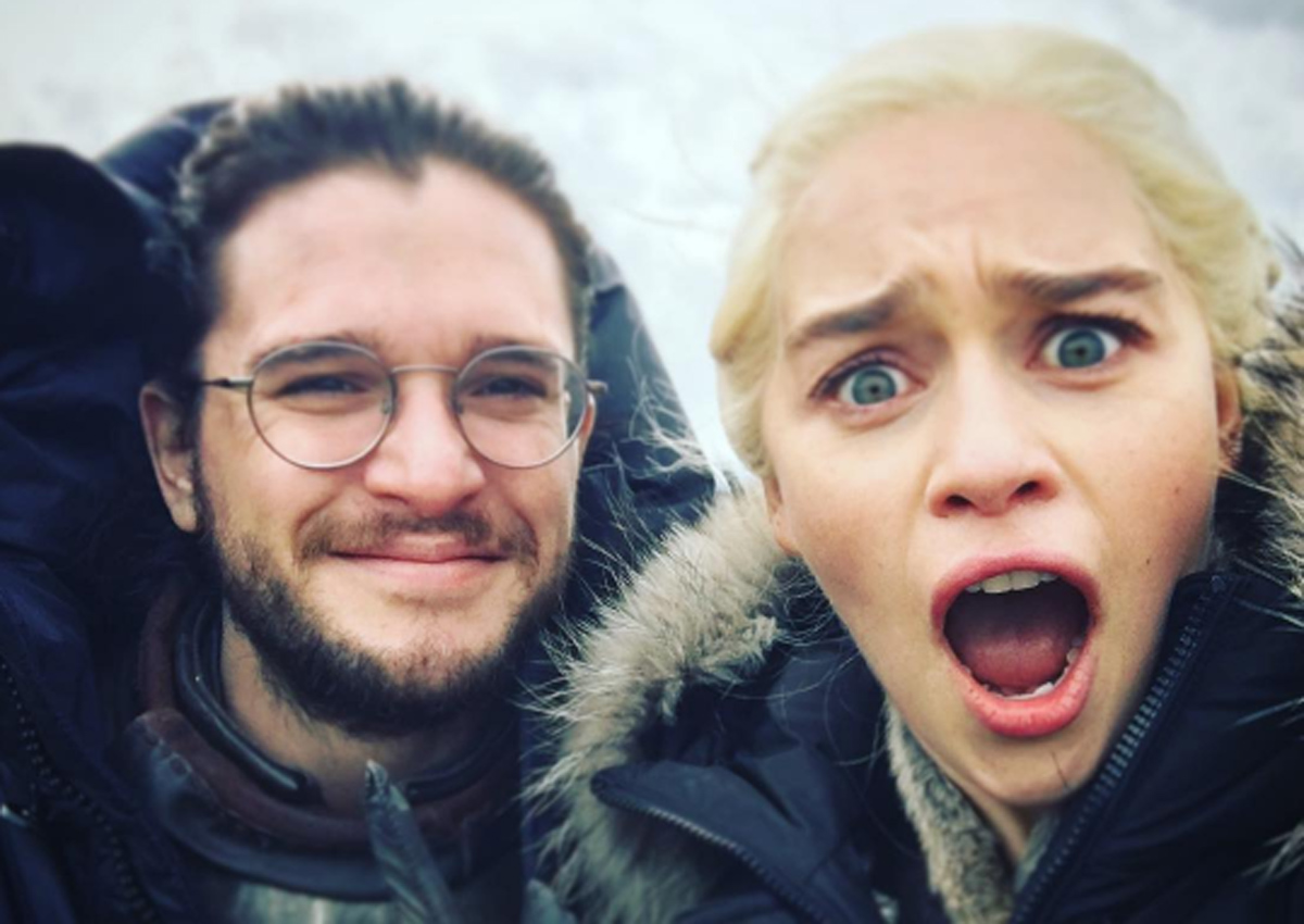 Kit Harington e Emilia Clarke in uno scatto sul set de Il Trono di Spade.