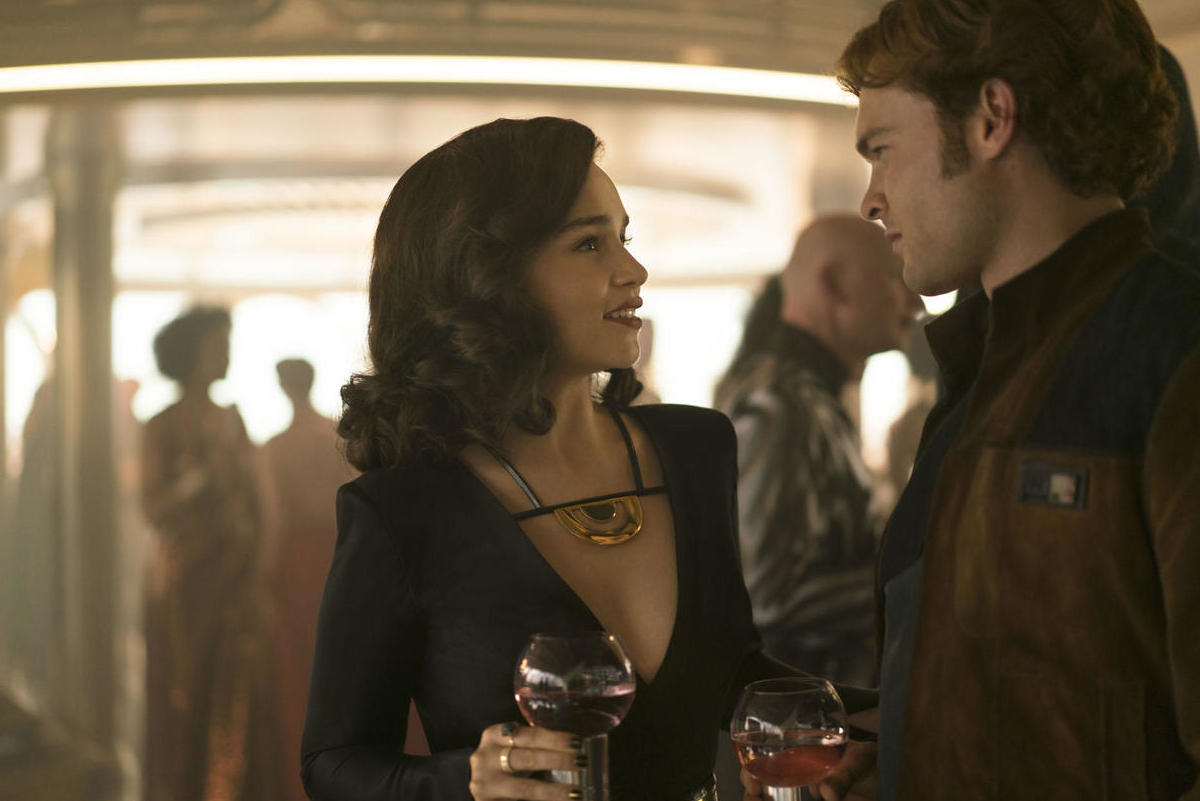 Emilia Clarke e Alden Ehrenreich in una scena di Solo: A Star Wars Story.