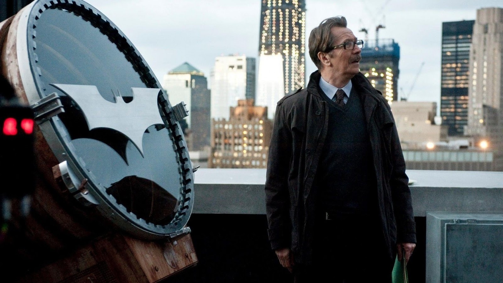 Gary Oldman in una scena di The Dark Knight.