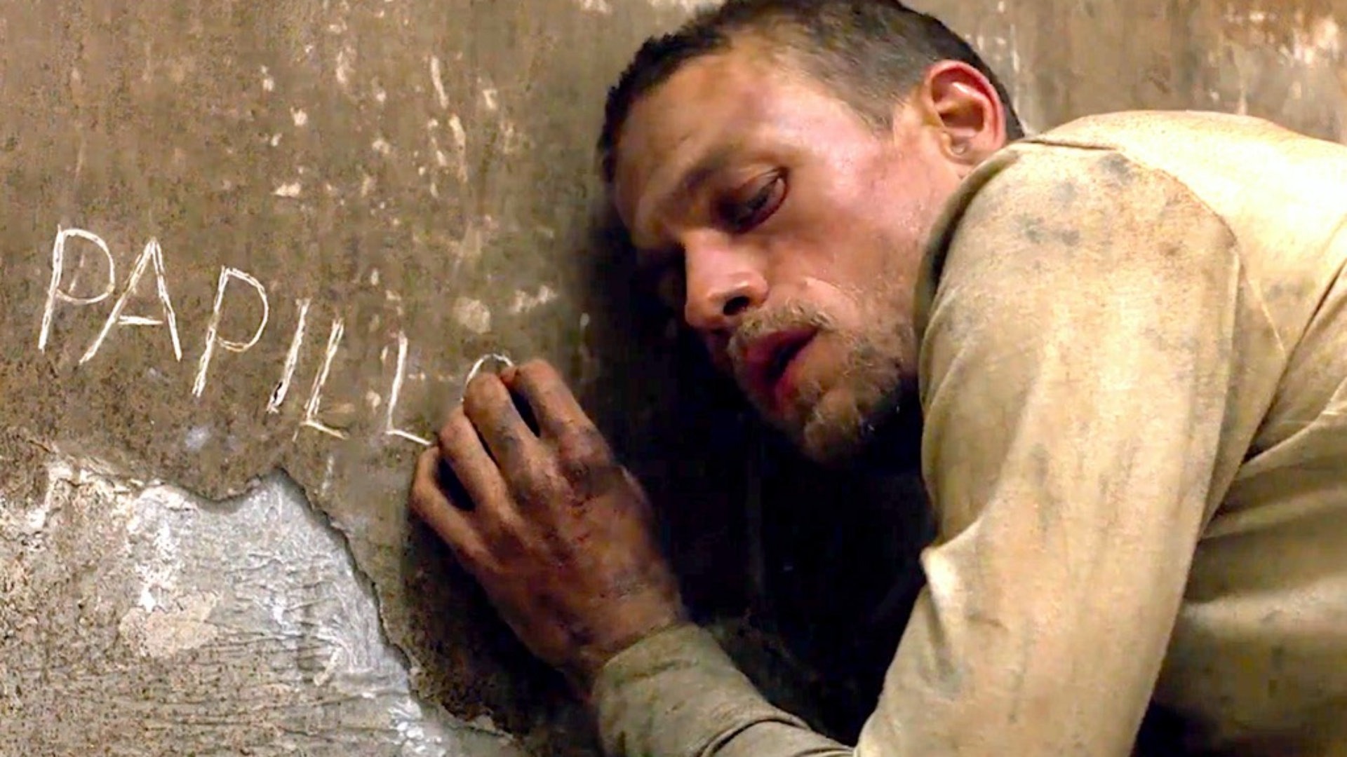 Charlie Hunnam nel ruolo di Papillon che fu di Steve McQueen.