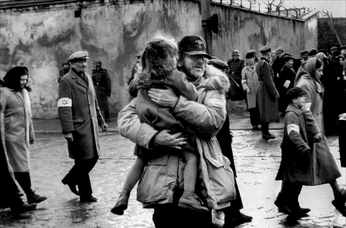 Schindler List La Bambina Col Cappotto Rosso
