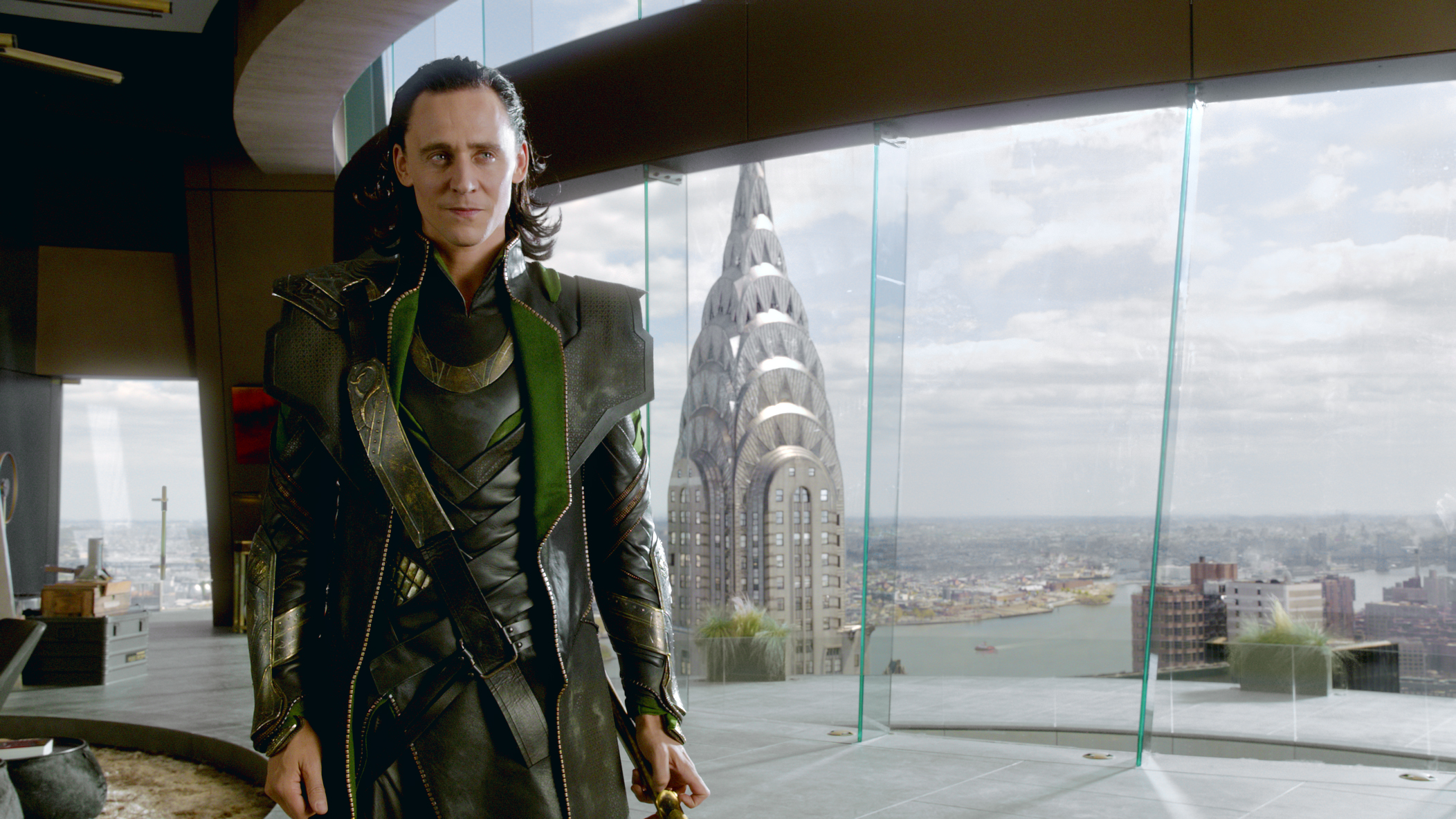 The Avengers: Loki aka Tom Hiddleston, dietro il Chrysler Building.