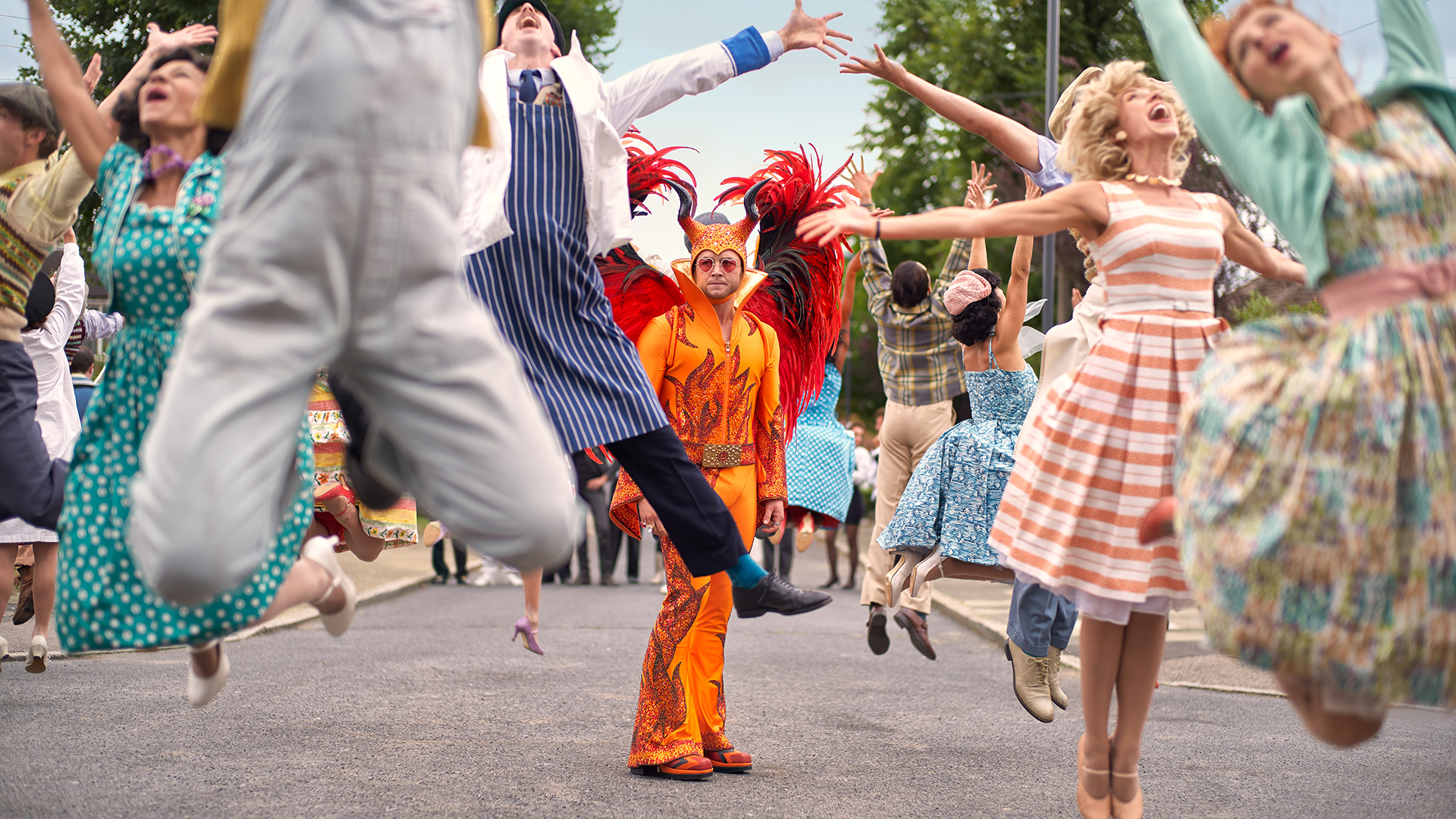 Rocketman, una scena del film con Taron Egerton