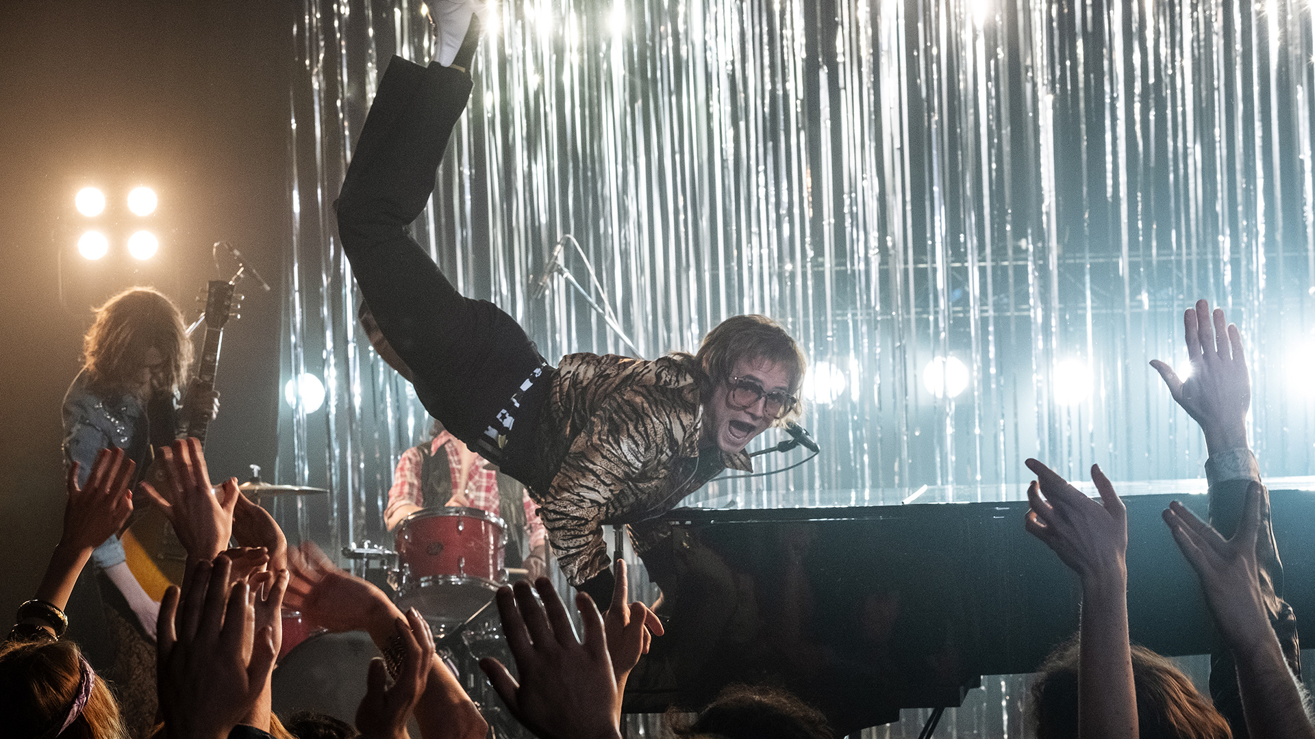Rocketman, una scena del film con Taron Egerton