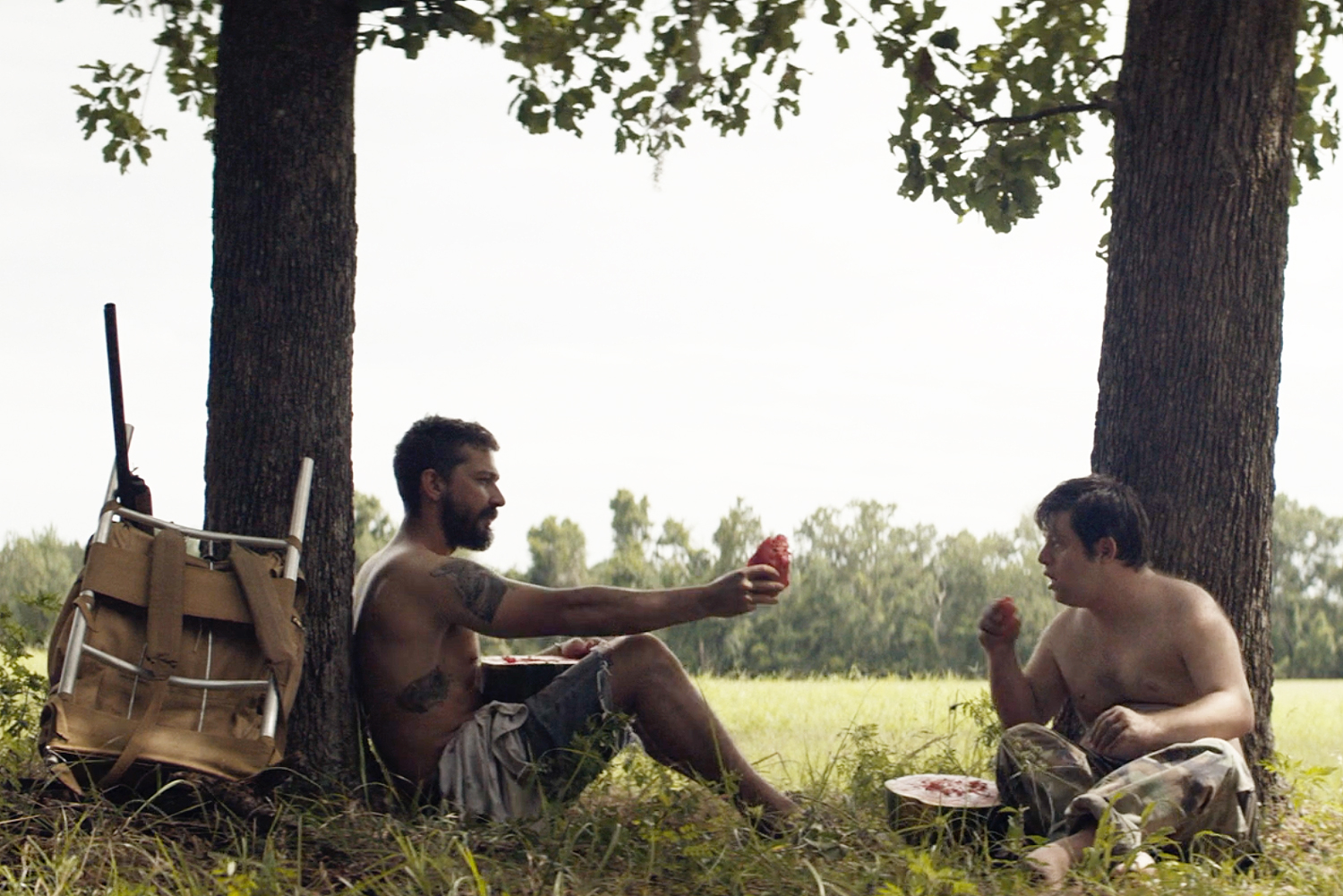 Shia LaBeouf e Zack Gottsagen in una scena di The Peanut Butter Falcon Shia LaBeouf e Zack Gottsagen in una scena di The Peanut Butter Falcon