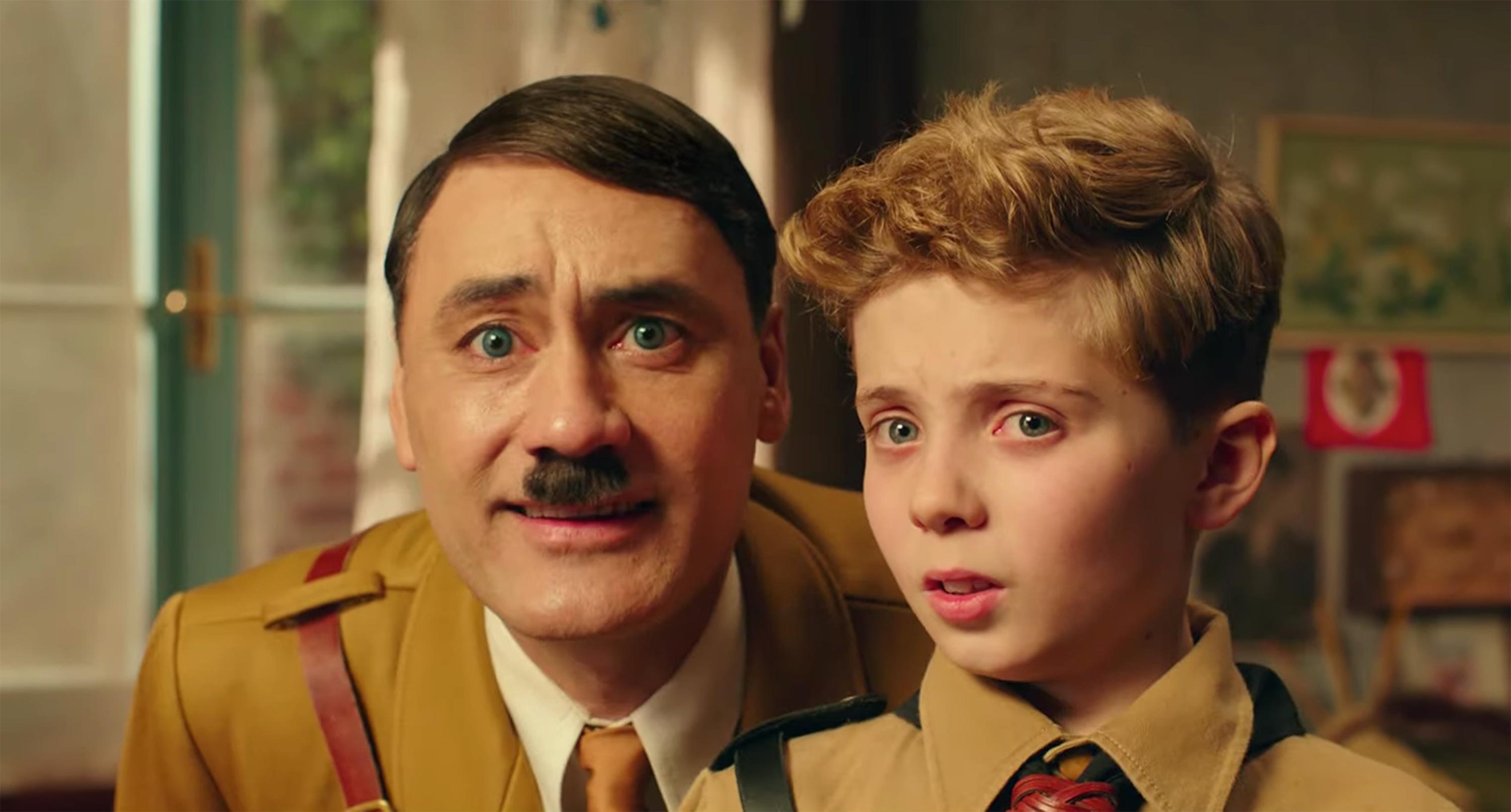 jojo rabbit JoJo Rabbit: Taika Waititi e Roman Griffin Davis nel film