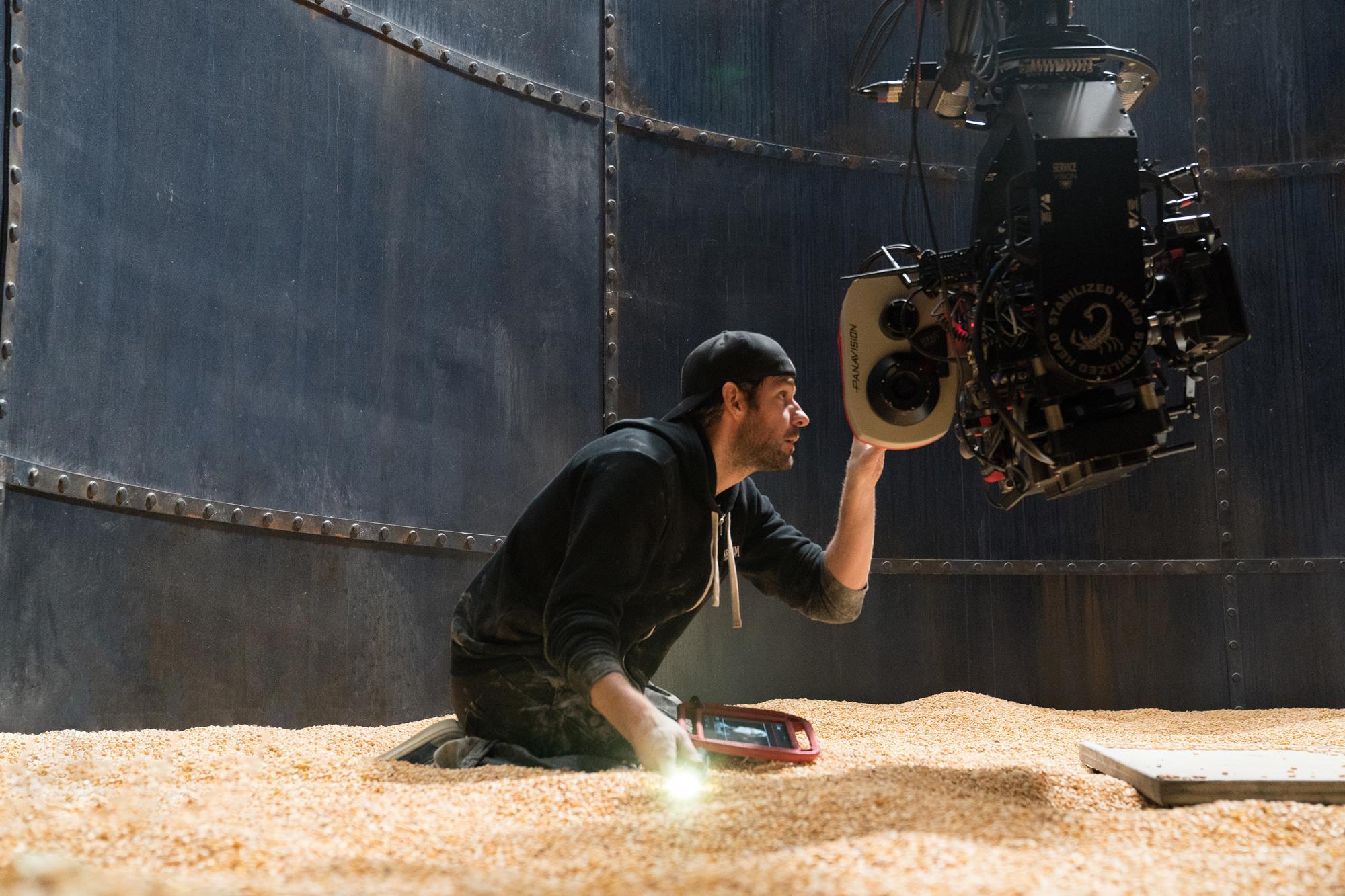 Krasinski in uno dei silos del film