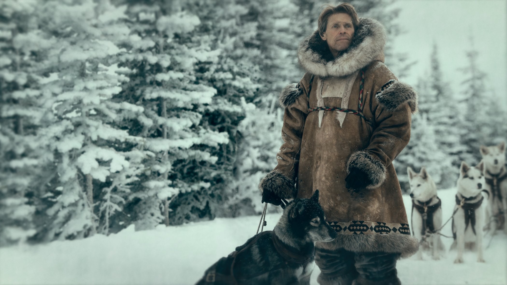 Willem Dafoe nel film Disney+