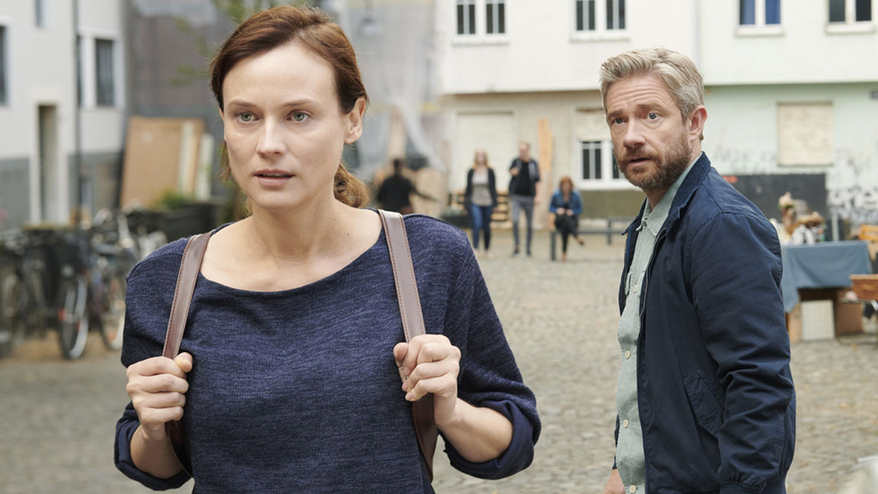 Una scena di The Operative