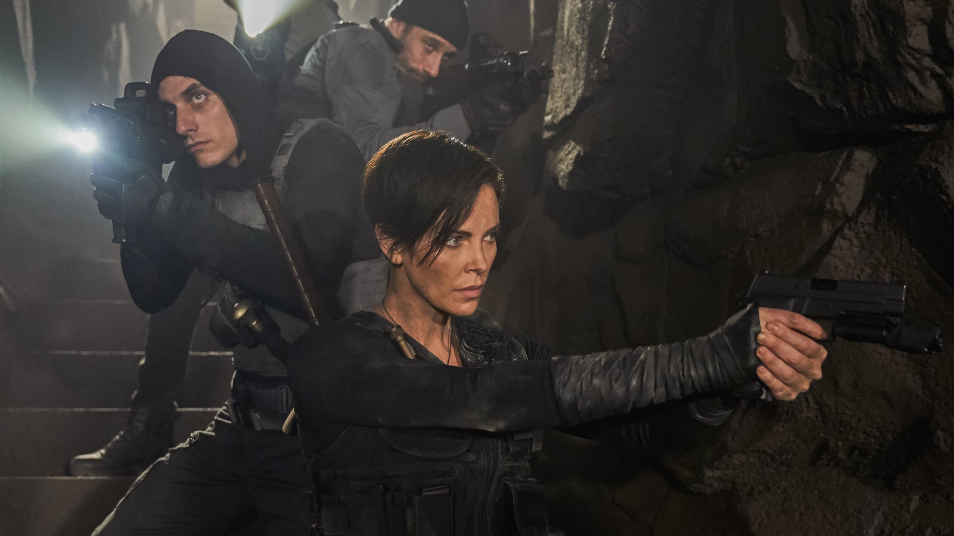Luca Marinelli e Charlize Theron in The Old Guard