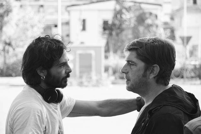 Libero De Rienzo sul set di A Tor Bella Monaca Non Piove Mai, insieme a Marco Bocci