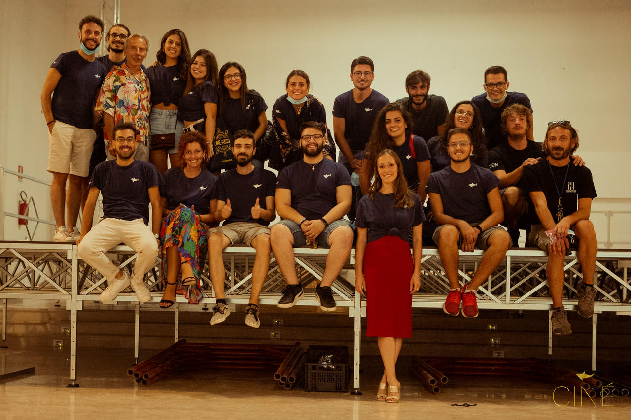 Il team di Cattive Produzioni con i volontari della rassegna Ciné. In mezzo, anche GIovanni Storti...