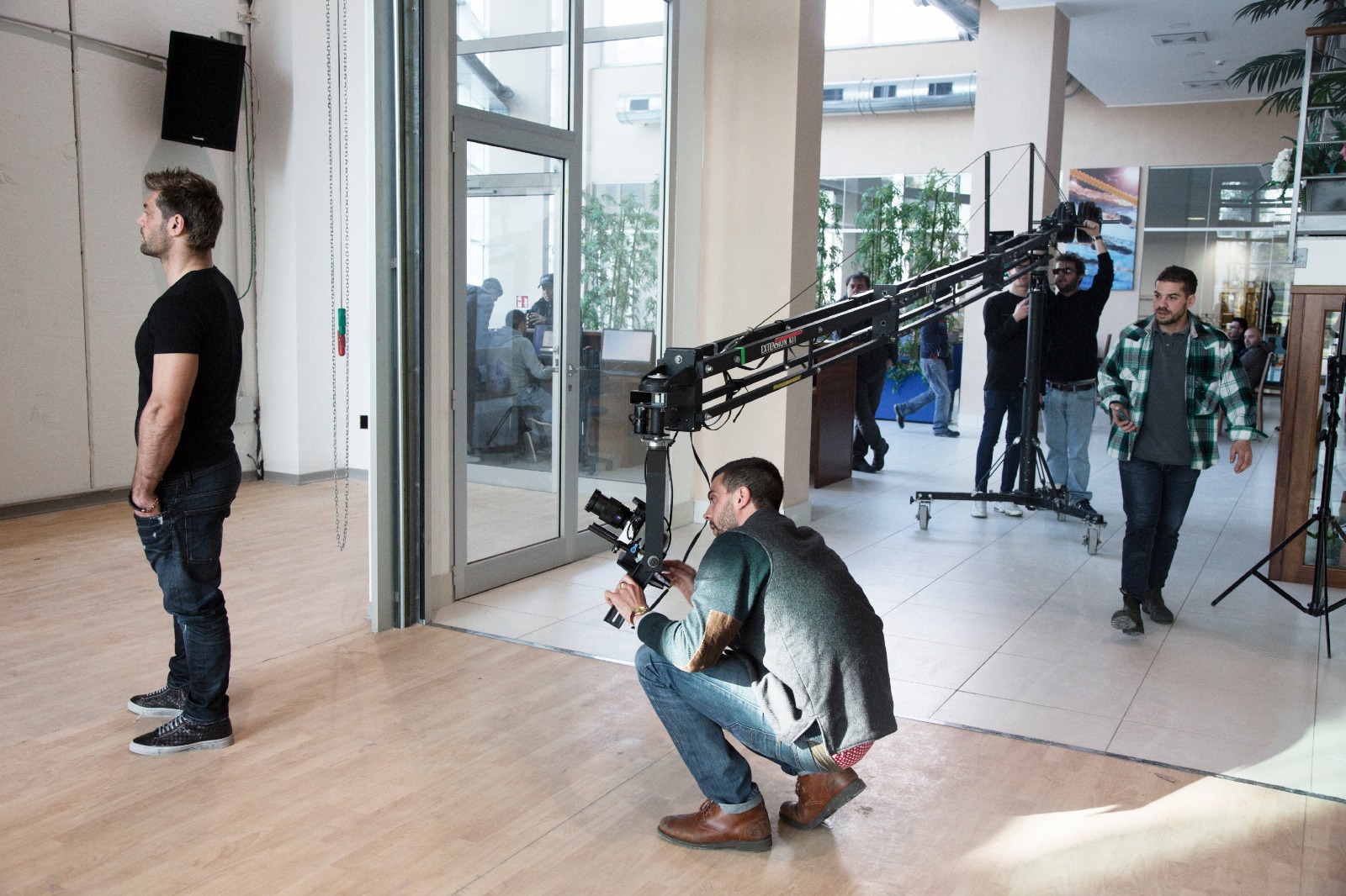 Matteo Dell'Angelo sul set con Clemente Russo. Foto di Gilda Aloisi