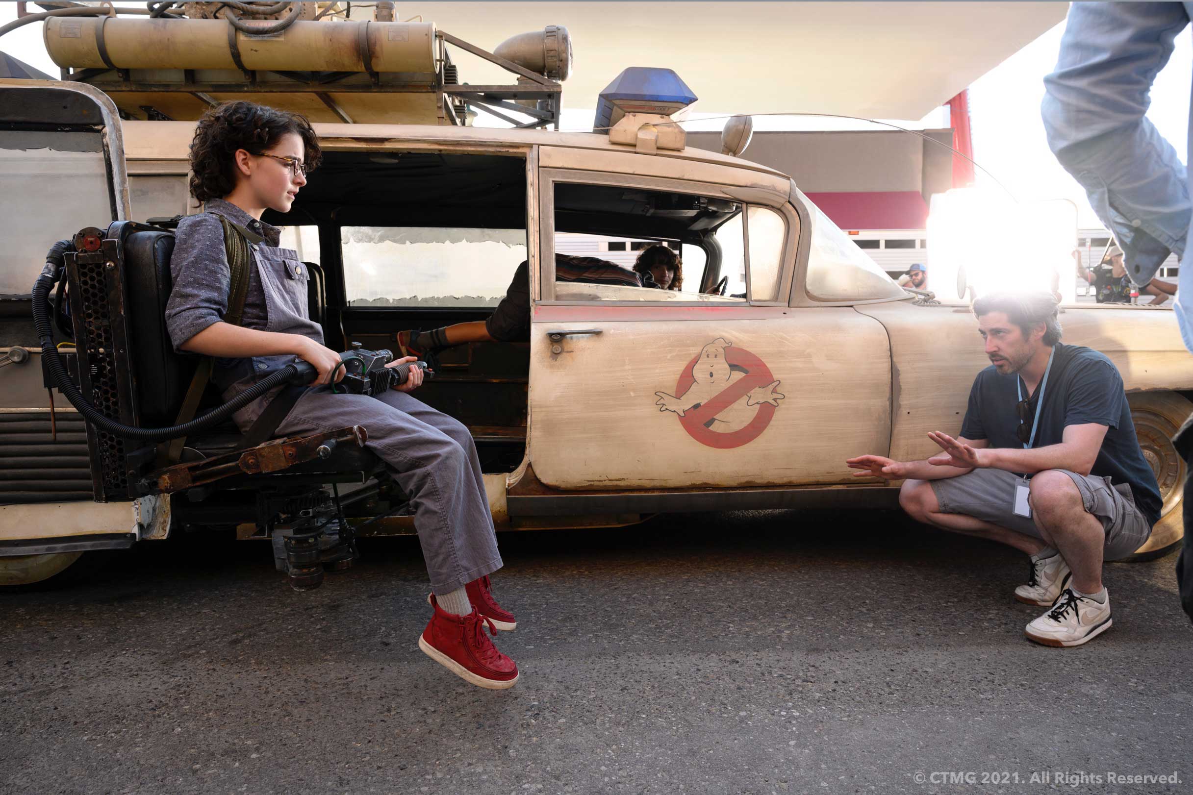 Mckenna Grace e Jason Reitman sul set di Ghostbusters: Legacy