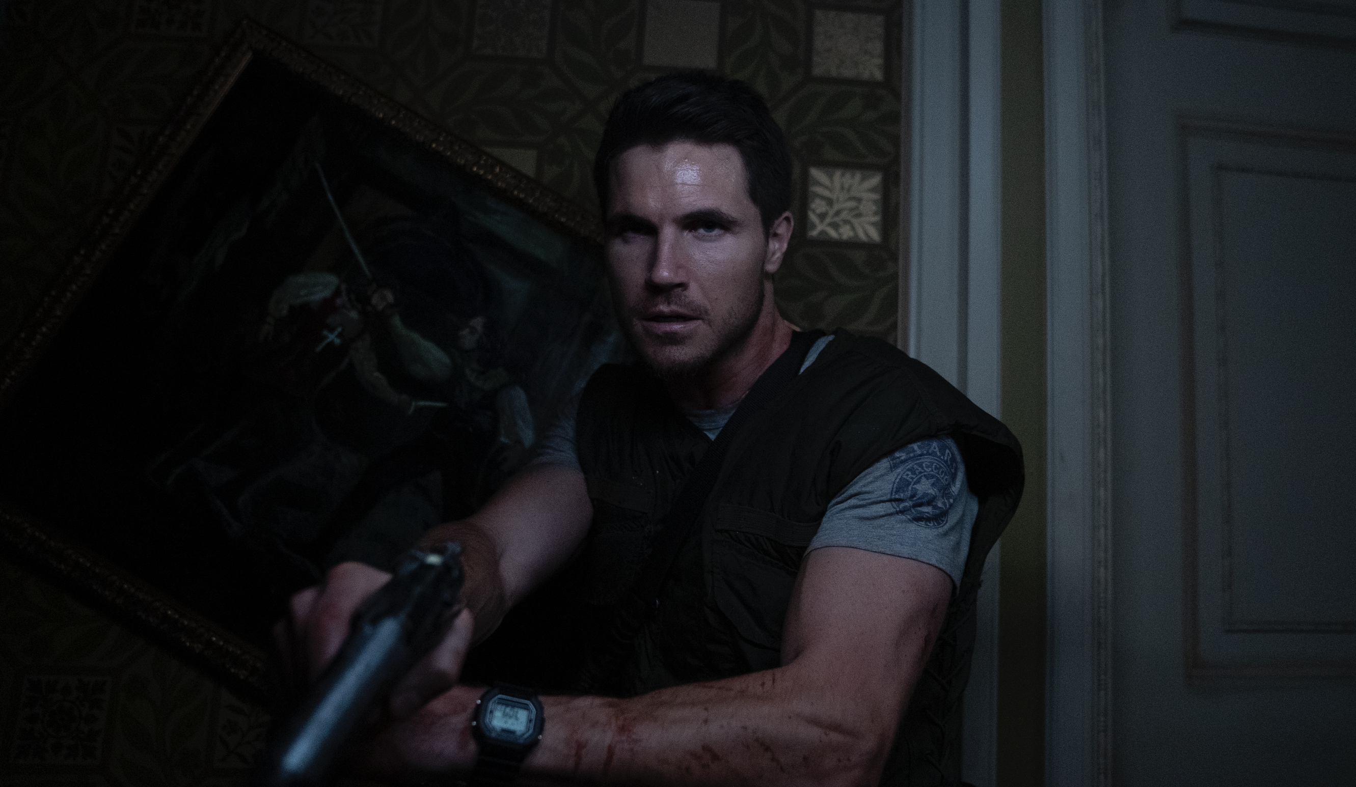 Robbie Amell in una scena di Resident Evil: Welcome to Raccoon City