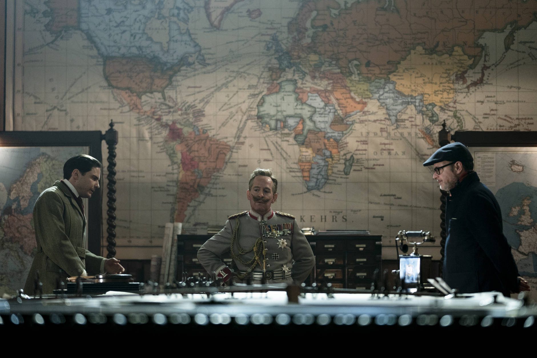 Daniel Brühl, Tom Hollander e Matthew Vaughn sul set di The King's Man - Le origini