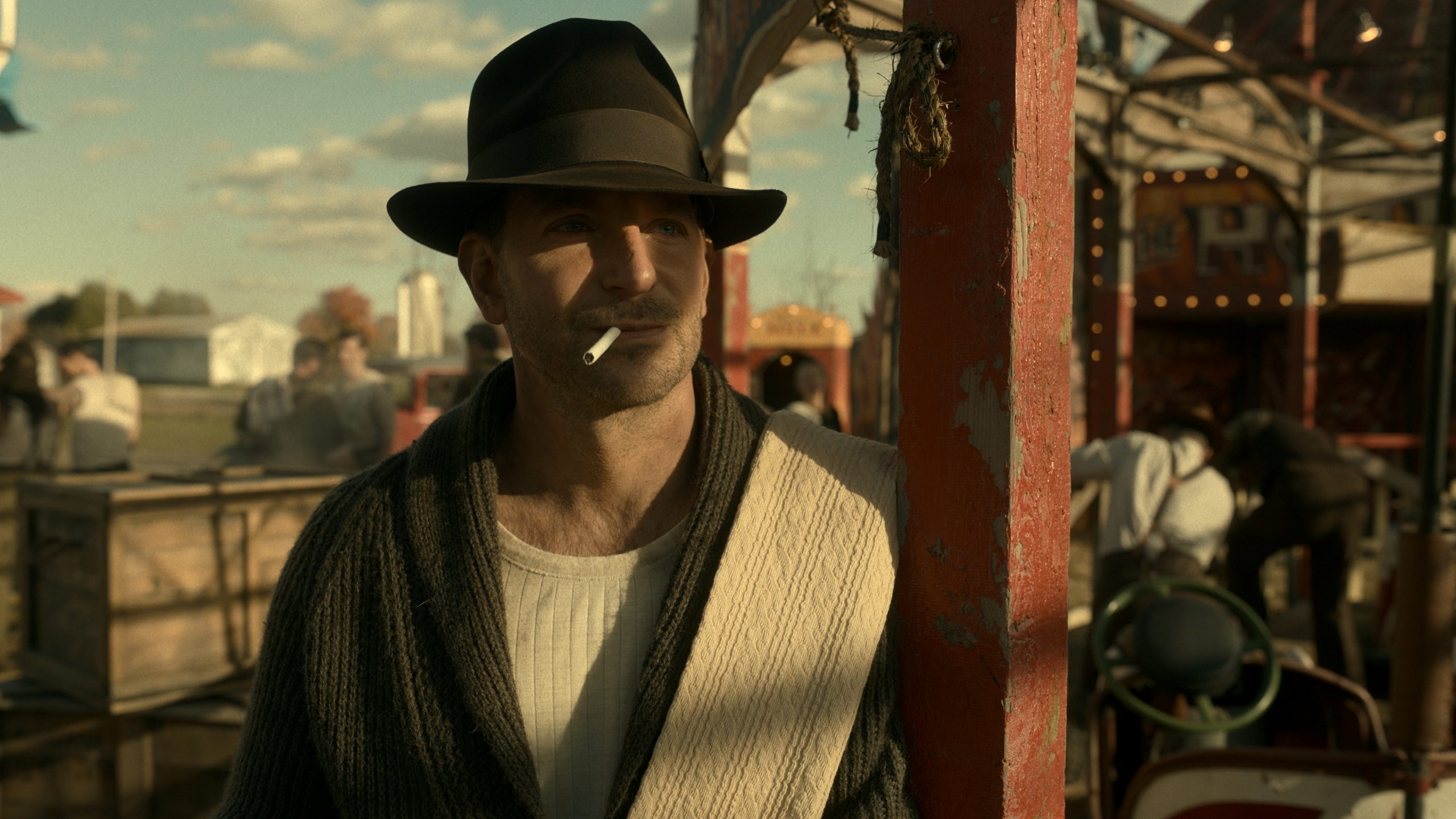 Bradley Cooper è Stanton “Stan” Carlise in La Fiera delle Illusionie - Nightmare Alley