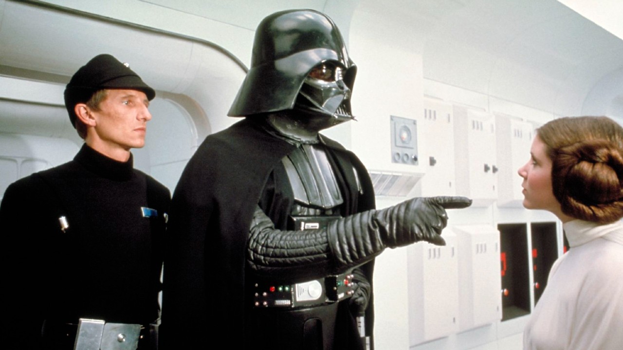 Carrie Fisher e Dave Prowse in una scena di Star Wars: Una nuova speranza