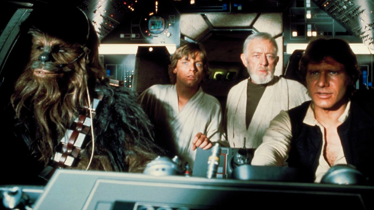 Harrison Ford, Alec Guinness, Mark Hamill e Peter Mayhew in una scena di Star Wars: Una nuova speranza
