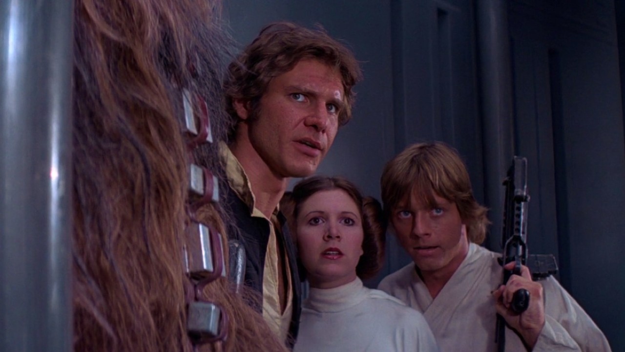 Harrison Ford, Carrie Fisher, Mark Hamill e Peter Mayhew in una scena di Star Wars: Una nuova speranza