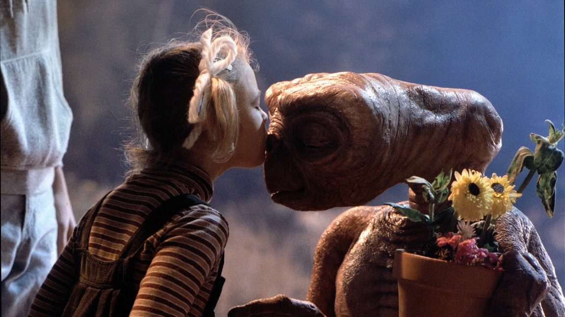 Drew Barrymore in una scena di E.T. - L'extra-terrestre