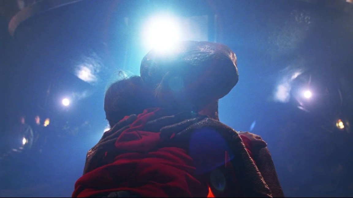 Henry Thomas in una scena di E.T. - L'extra-terrestre