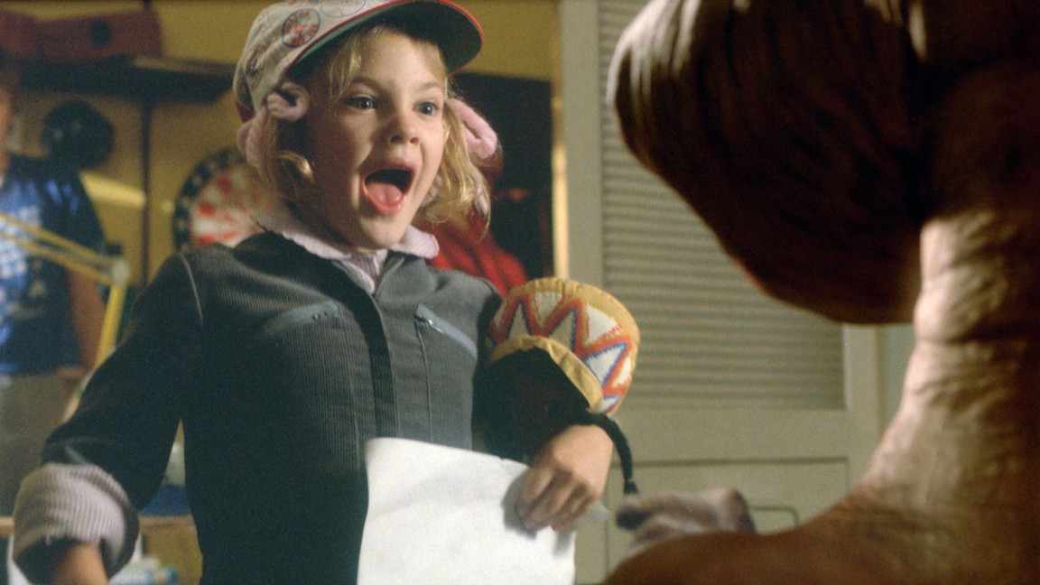 Drew Barrymore in una scena di E.T. - L'extra-terrestre