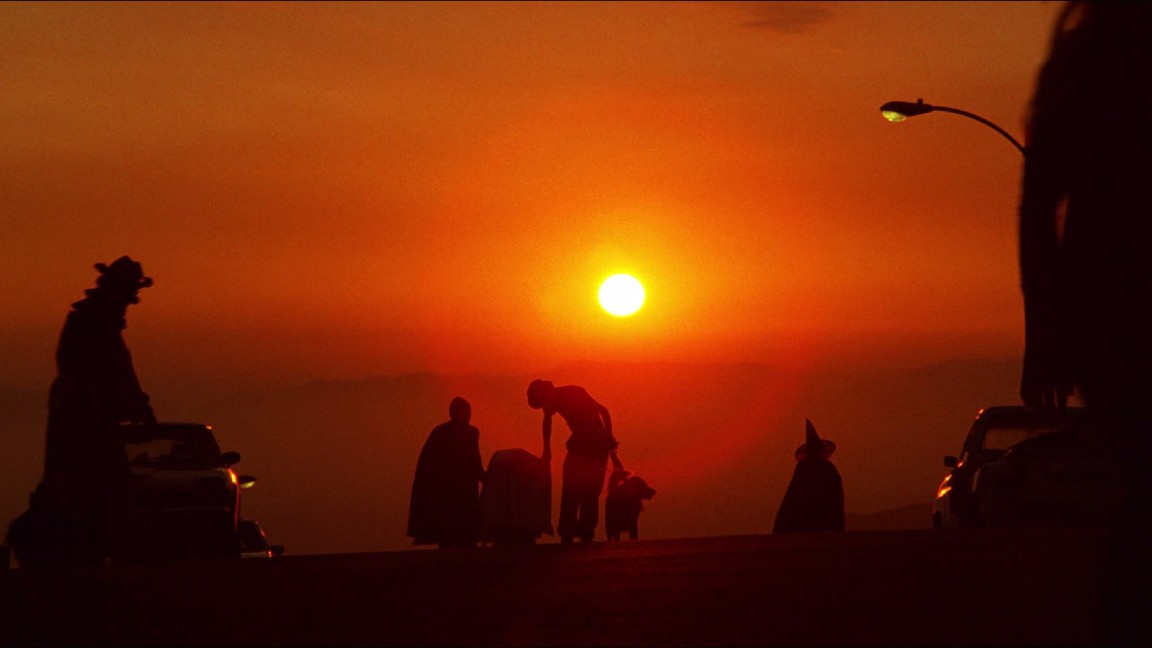 Henry Thomas, Drew Barrymore e Robert McNaughton in una scena di E.T. - L'extra-terrestre