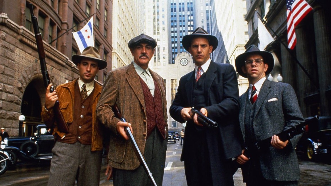 Kevin Costner, Andy Garcia, Charles Martin Smith e Sean Connery in una scena de The Untouchables - Gli intoccabili