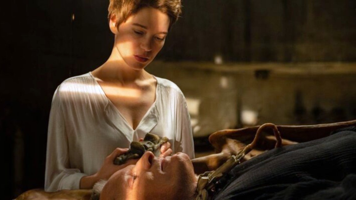 Léa Seydoux e Viggo Mortensen in una scena di Crimes of the Future