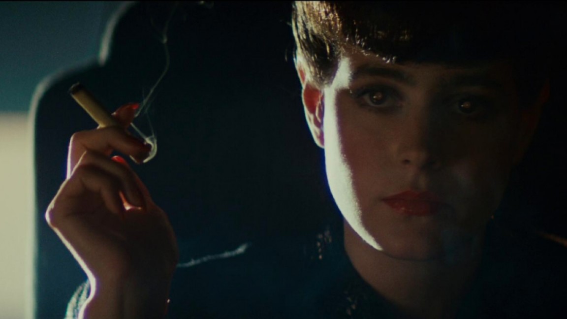Sean Young è Rachael in una scena di Blade Runner