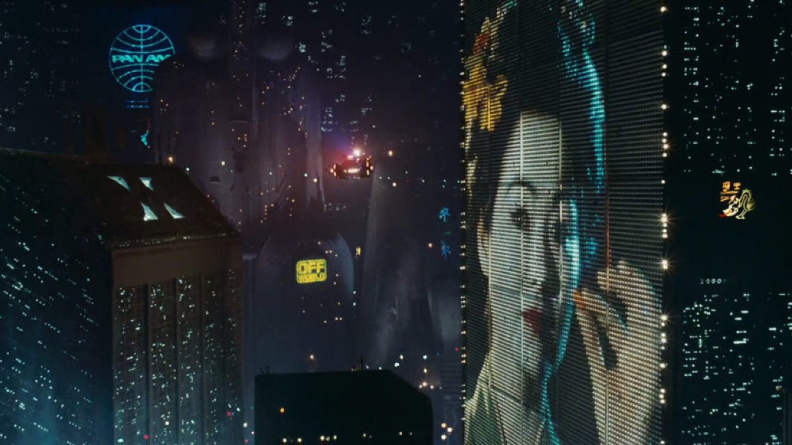 Un altro scorcio della Los Angeles futuribile in una scena di Blade Runner