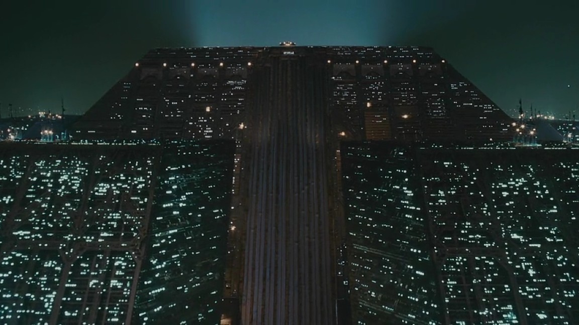 La Tyrell Corporation in una scena di Blade Runner