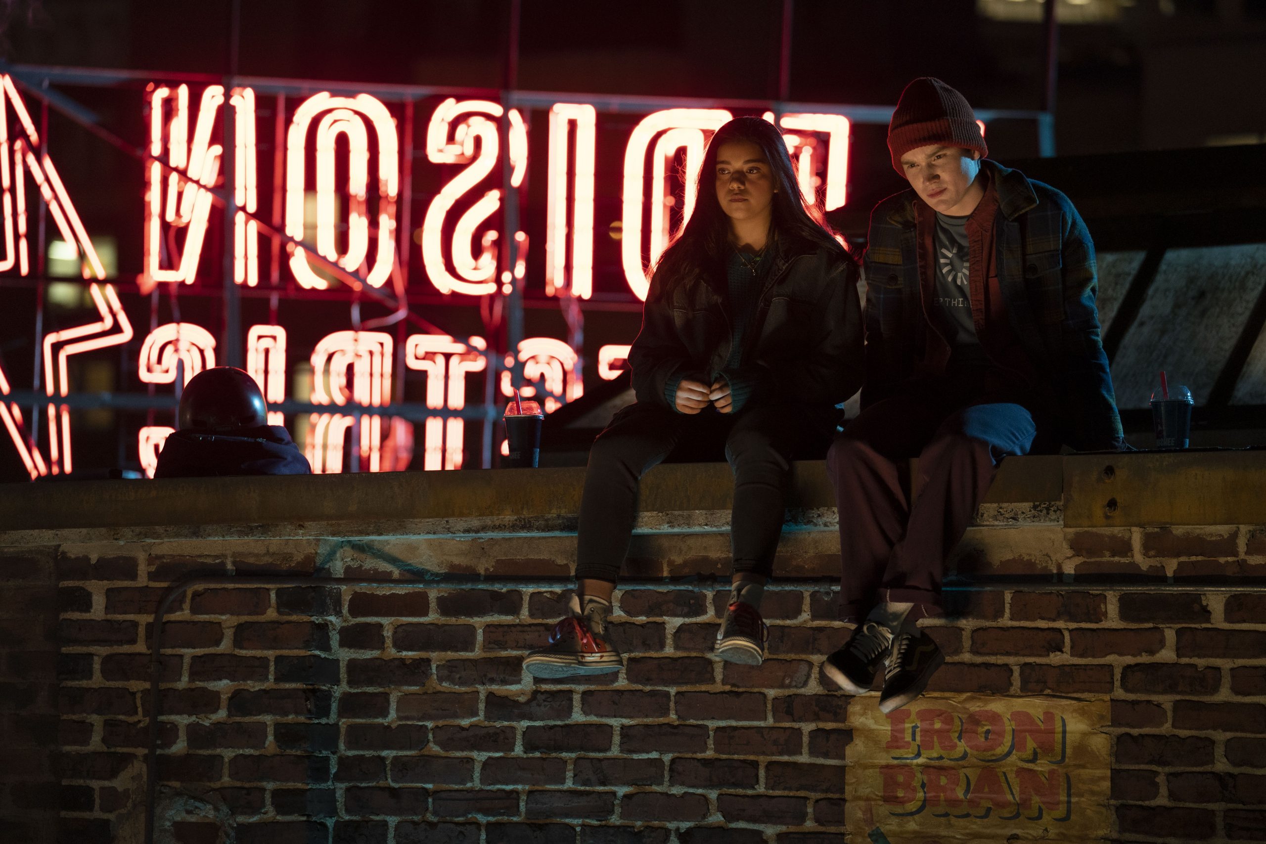 Iman Vellani e Matt Lintz in una scena della serie