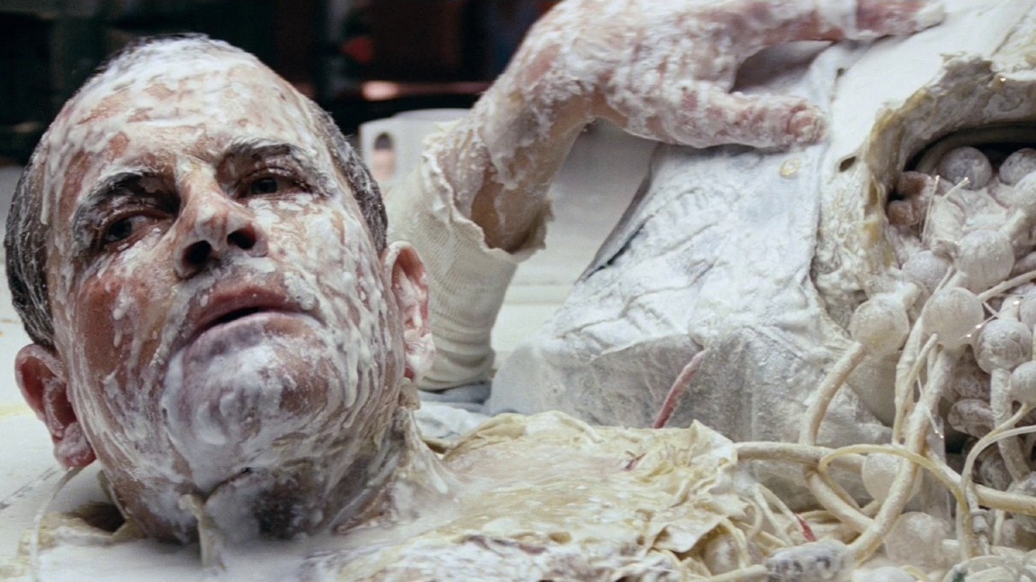 Ian Holm è Ash, l'ufficiale scientifico in una scena di Alien