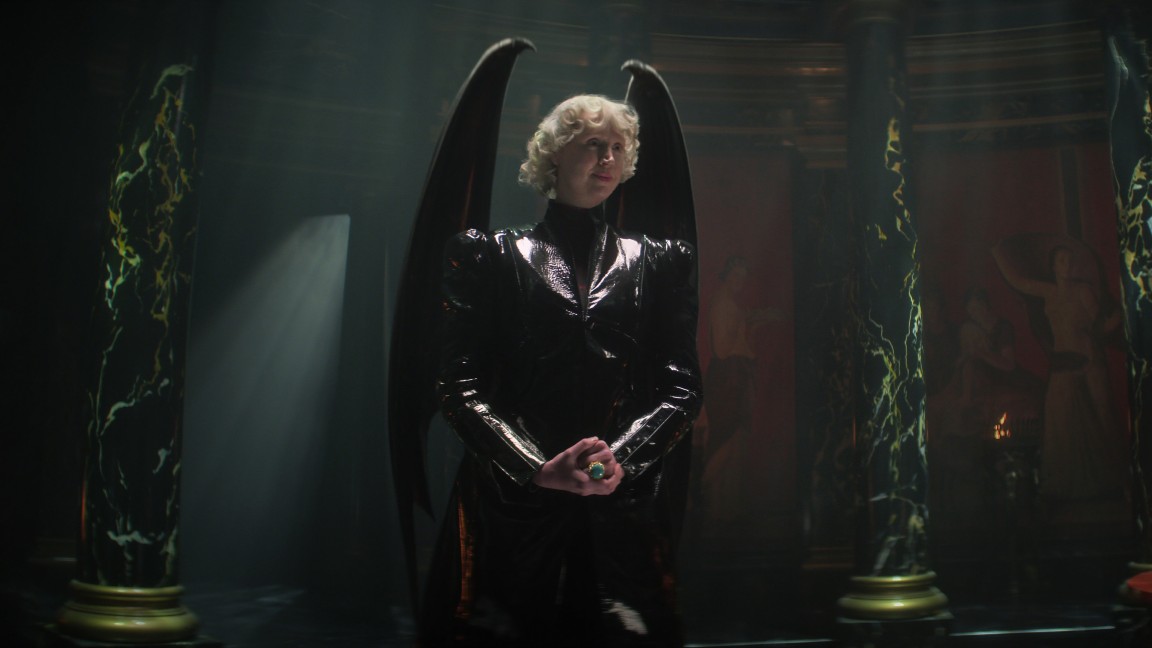 Gwendoline Christie è Lucifer in una scena di The Sandman 