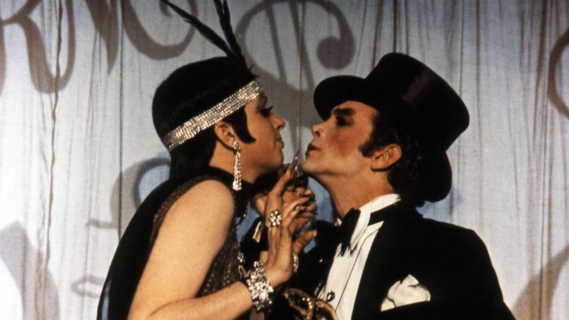 Liza Minnelli e Joel Gray in una scena di Cabaret