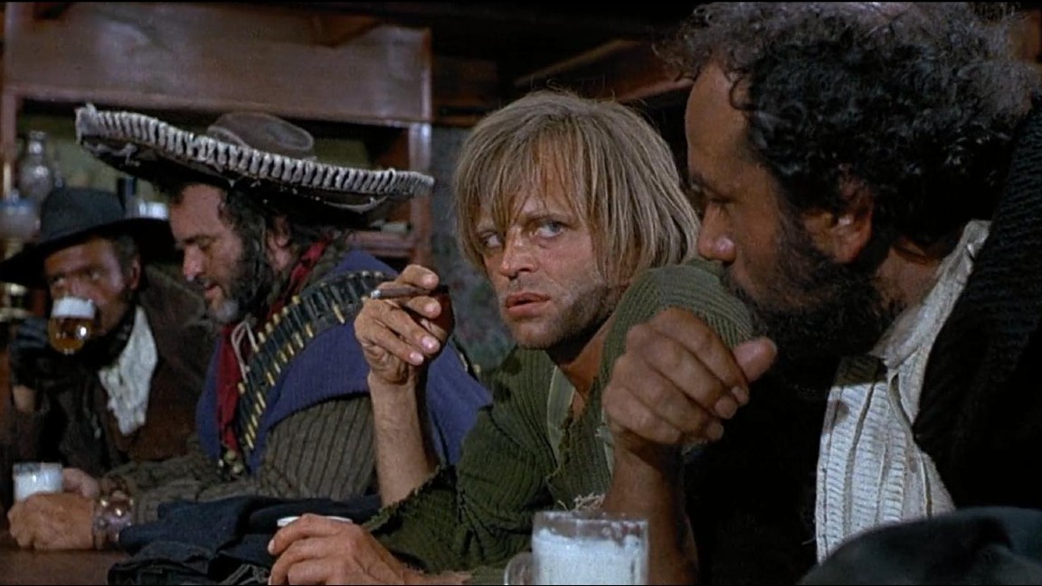 Il feticcio leoniano Mario Brega e l'inaspettato Klaus Kinski in una scena di Per qualche dollaro in più