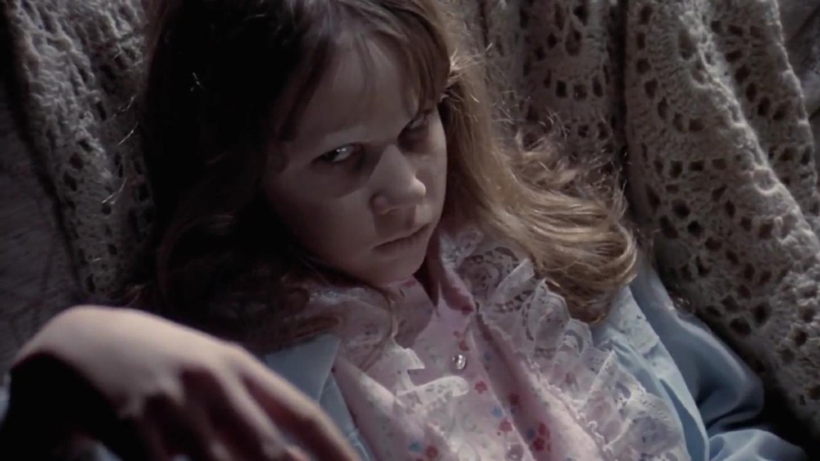 Linda Blair è Regan MacNeil in una scena de L'Esorcista